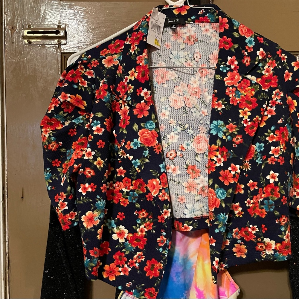 New with tag, cover up top, nice for interview or dress cover up top.